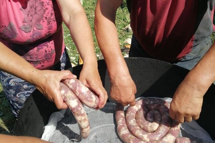 Волинські волонтери показали, як готують м’ясо для воїнів ЗСУ (Відео, фото)