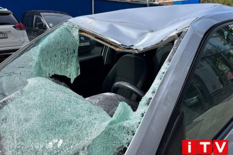У Рівному підліток викинувся з восьмого поверху та впав на автівку: що каже власник (Фото)