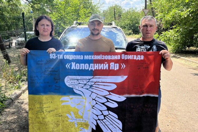 Автівку від волинських волонтерів отримав військовий, який рік тому збив ворожий винищувач