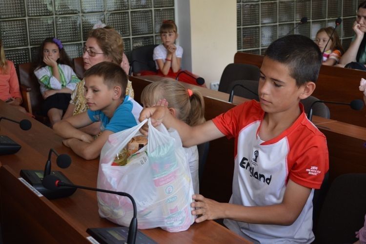 Діти з малозабезпечених родин отримали продуктові набори до свята