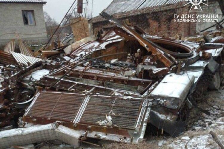 Волинські піротехніки знайшли в приватному господарстві на Донеччині майже три десятки боєприпасів