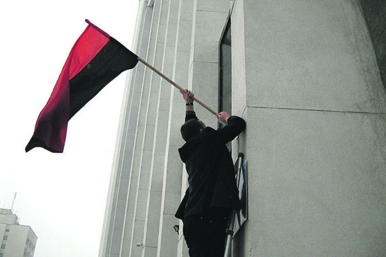 Червоно–чорний прапор над вікнами голови ОДА — тільки на свята?