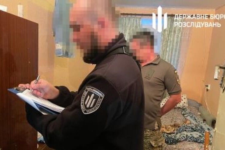 Постачав наркотики своєму керівнику: ДБР повідомило про підозру посадовцю Рівненського районного військкомату