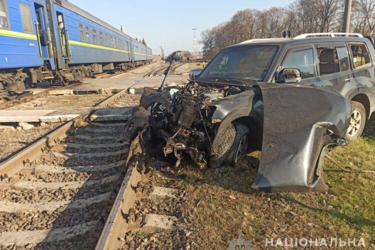Моторошне ДТП: пасажирський потяг врізався у автівку на залізничному переїзді