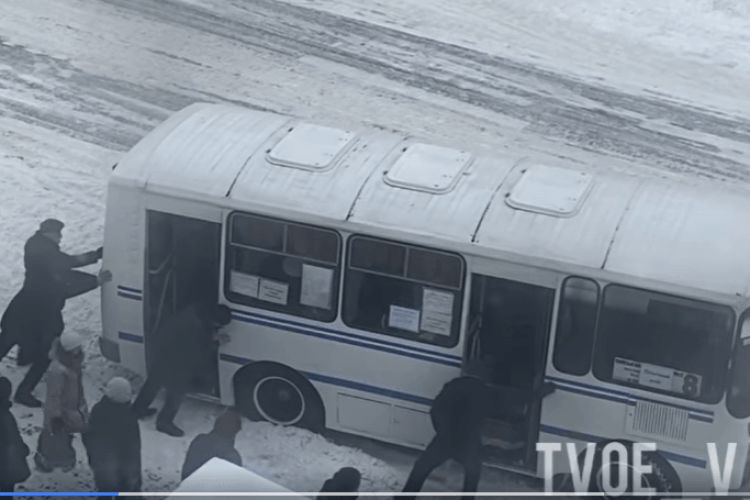 У Володимирі пасажири самі виштовхали автобус зі снігу (Фото)