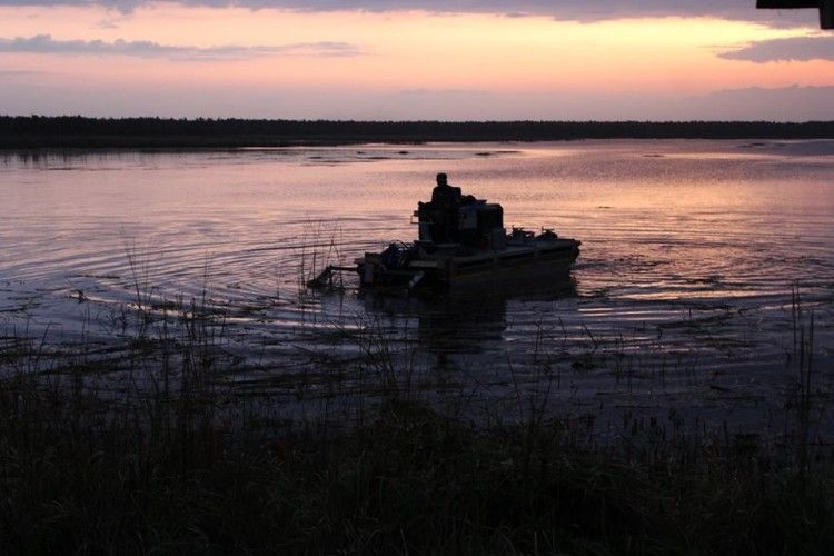 Озеро на Любешівщині розчистили машиною-амфібією