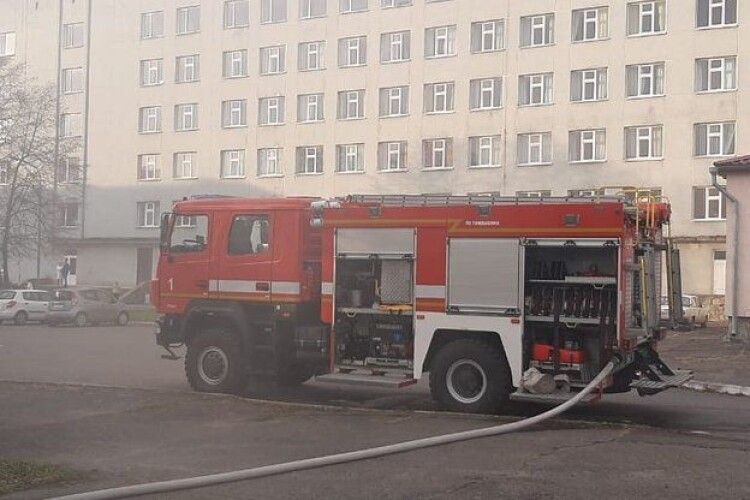 Рятувальники загасили пожежу на території Волинської дитячої лікарні (Фото)