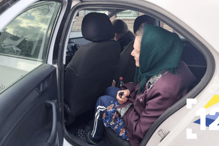 Посеред Луцька помітили бабусю у домашньому взутті: виявилося, що жінка загубилася