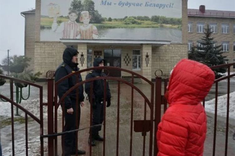 Різанина у білоруській школі: учень убив вчительку  та старшокласника