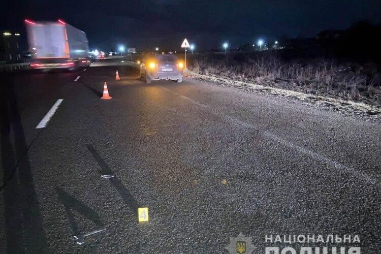 На Рівненщині автомобіль вбив п’яного пішохода