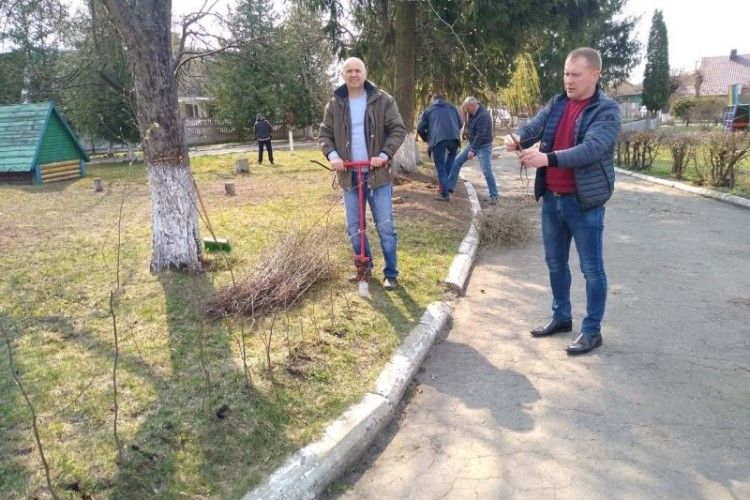Ківерцівські чиновники взяли в руки лопати