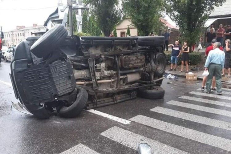 У Рівному – карколомна аварія: постраждали люди (Фото)