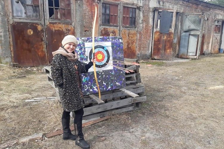 Наші педагоги і дітей навчають, і з лука добре стріляють!