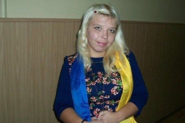 У Москві затримали активістку через синьо-жовту стрічку