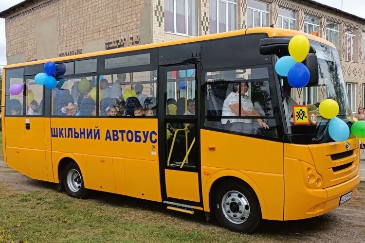 До школи швидко і з комфортом: громада на Волині отримала новий шкільний автобус