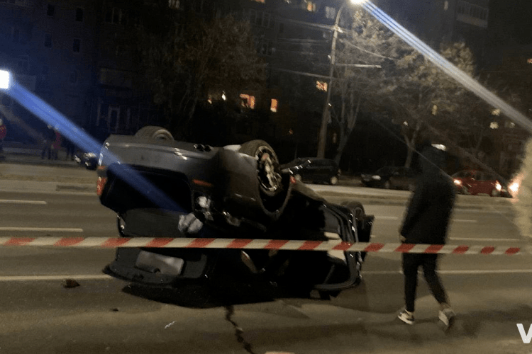 У Луцьку сталася аварія, одна з автівок перевернулася