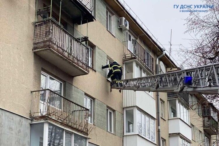 У Луцьку рятувальники через вікно дістались до літньої жінки, яка не виходила на зв’язок
