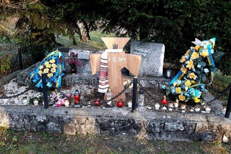 На місці зруйнованого українського меморіалу в Польщі встановили хрест