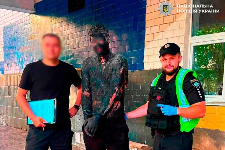 Киянин скочив у смолу, щоб уночі пограбувати магазин (Відео)