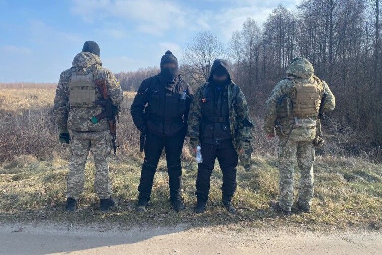 За допомогою безпілотника на Волині затримали двох чоловіків, які прямували до кордону