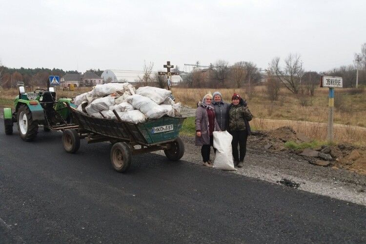 Горохівчани на узбіччях нової дороги назбирали цілий віз сміття (Фото)