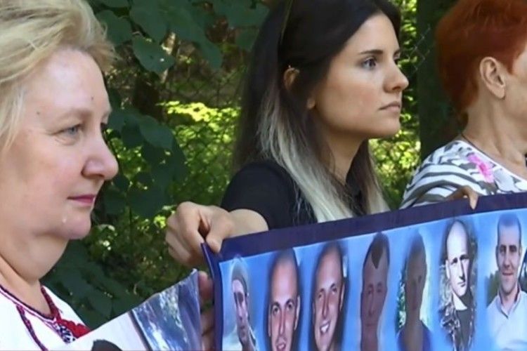 Матері зниклих на Донбасі військових пікетували «нормандську» зустріч у Берліні 