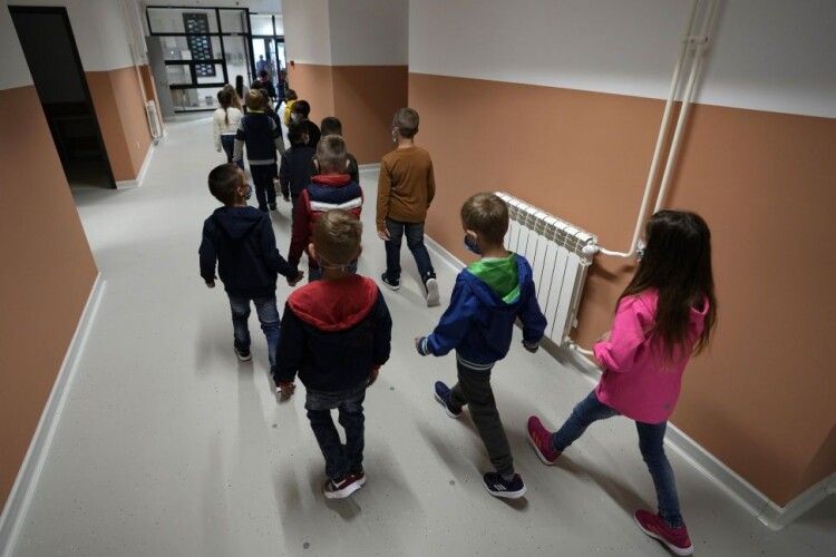«Держава прогодує»: мати, яка залишила 9 дітей з речами під будівлею міськради, пояснила свій вчинок