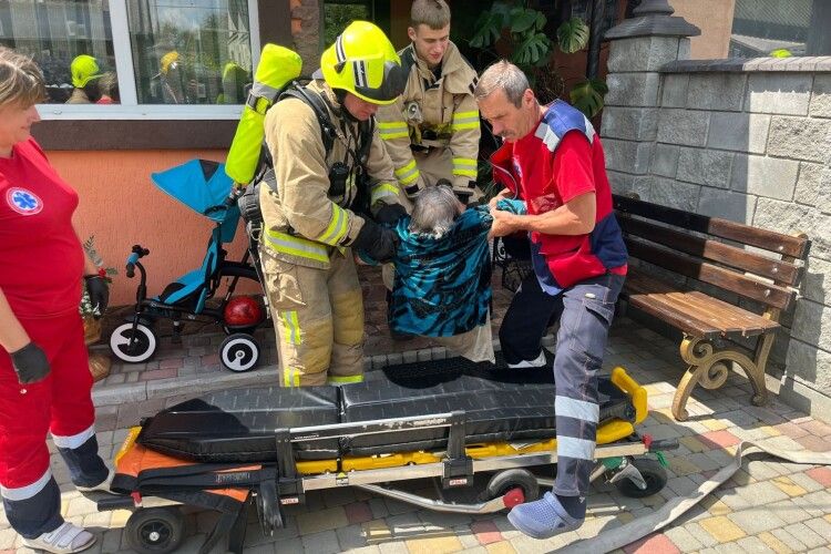 З палаючої хати вогнеборці винесли матір і сина та доправили в лікарню (Фото)