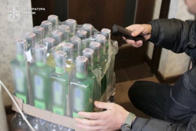 Алкоголь із домашнього цеху: судитимуть лучанина за виробництво фальсифікату