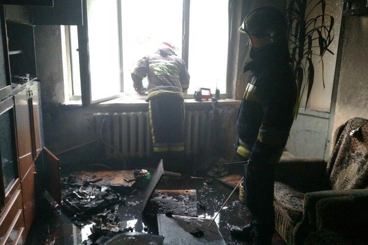 Рівненські пожежники врятували із задимленої квартири чоловіка та кота 