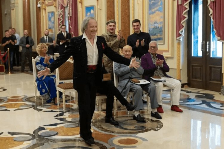 Василь Іванович – легендарний співак. Та чи треба йому підспівувати владі…