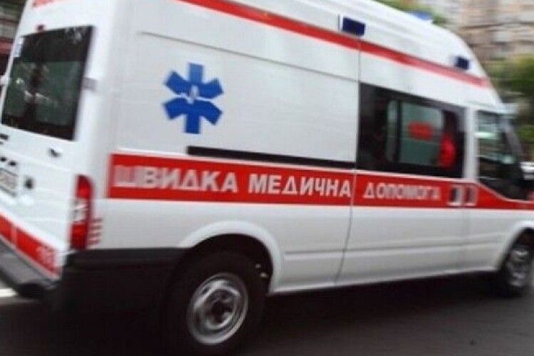 У Луцьку напроти «Там Таму» Mercedes влетів у стовп (Фото)