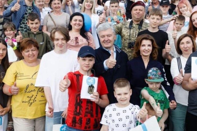Побачити магію: діти загиблих героїв-десантників 46-ї бригади побували на цукерковій фабриці «Roshen»