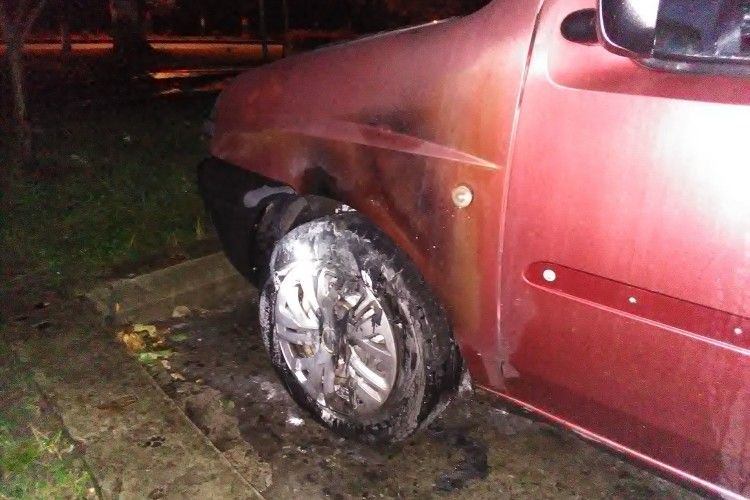 У Вараші в дворі будинку загорілося колесо легковика