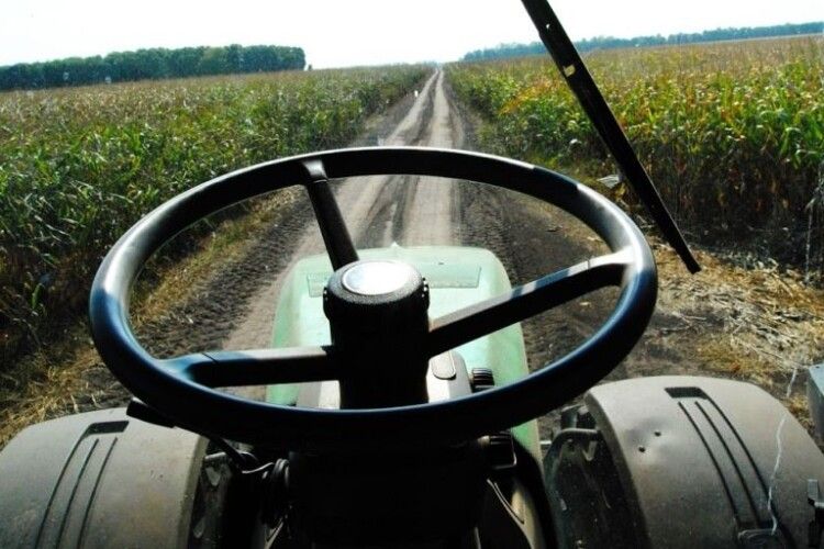 На Горохівщині тракторист зіткнувся з електроопорою