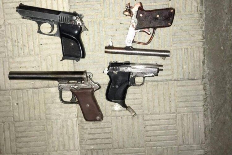 Чоловік мало не вбив свого сусіда за півметра спірної території (Фото)
