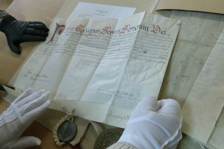 Повторення немає в світі: Волинський архів оцифрував цінні документи на пергаменті (Відео)