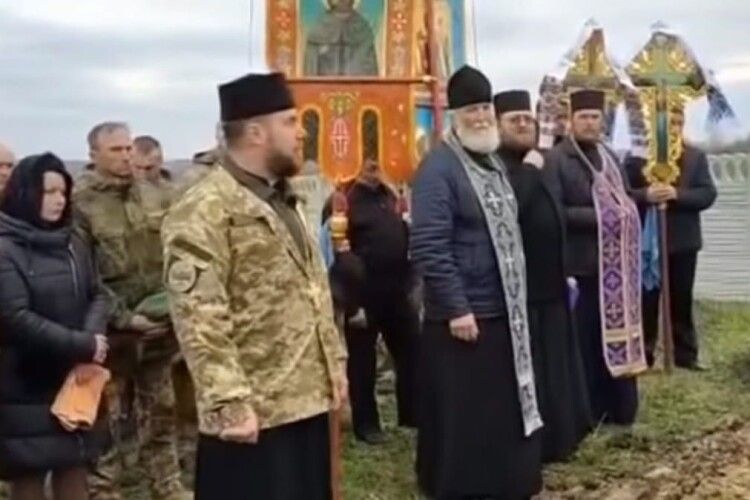 Священники РПЦ втекли з похорону загиблого українського воїна (Відео)