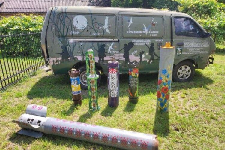 Буде використовуватися як артобʼєкт: на Волині розмалювали автівку з фронту