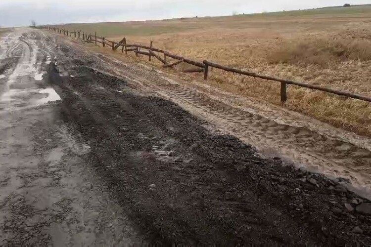 Дорогу на Ковельщині, де застряг рейсовий автобус, почали засипати асфальтом