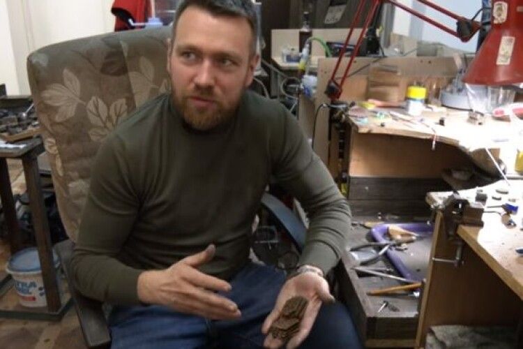Волинський ювелір розповів про незвичні та популярні прикраси під час війни