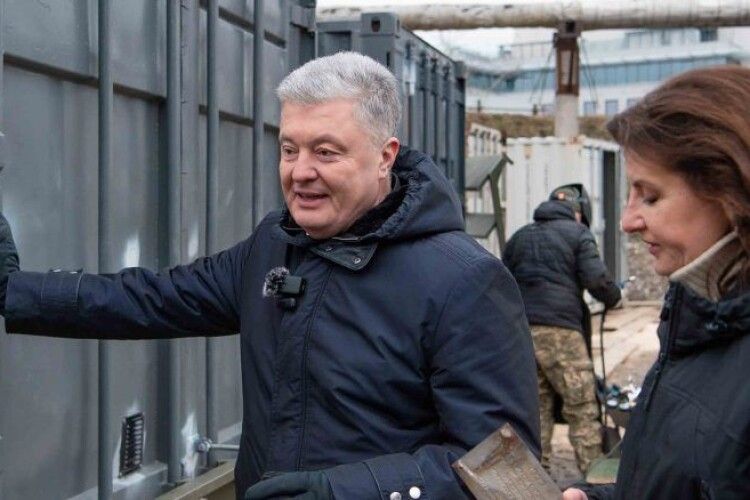 План – 120 комплексів: Порошенко показав, як з контейнерів для боєприпасів роблять мобільні лазні 