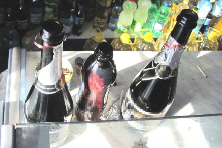 На Рівненщині чолов'яга вночі заліз до сільмагу: видудлив дві пляшки шампанського й закусив «Кількою в томаті»