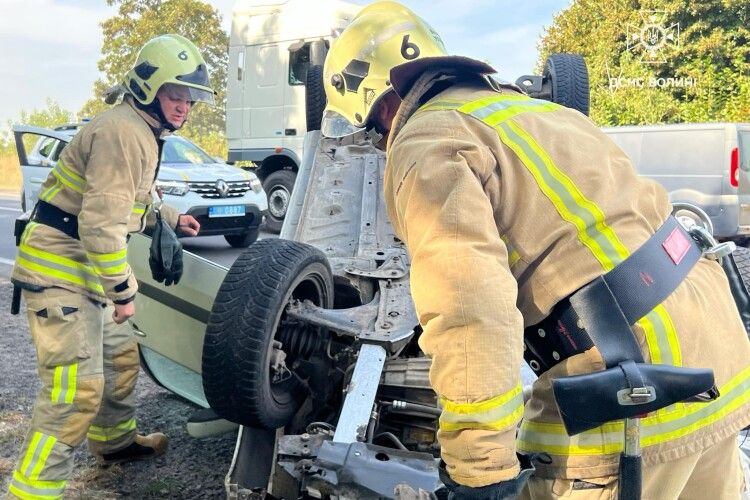 У Луцькому районі довелося деблокувати водія з понівеченої автівки