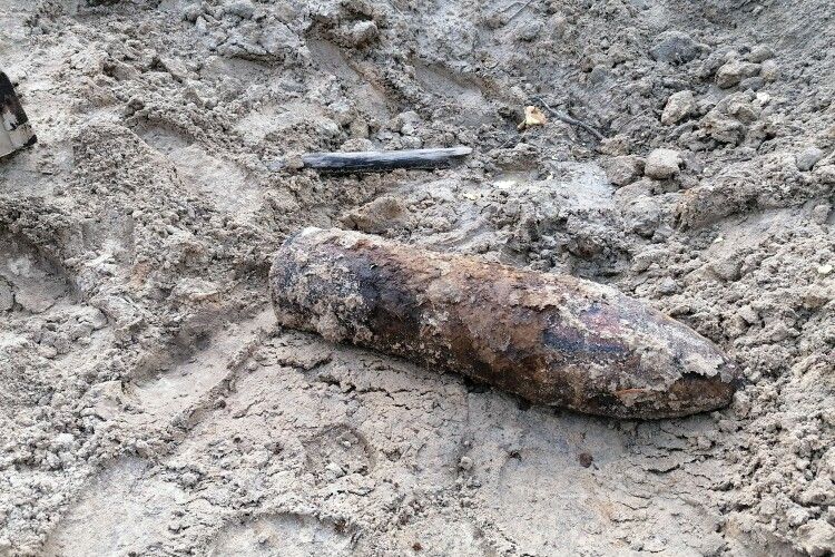 На Камінь-Каширщині чоловік копав картоплю, а викопав снаряд