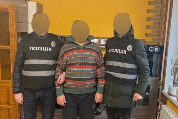 56-річний чоловік подарував телефон неповнолітній дівчинці та вимагав надсилати інтимні фото