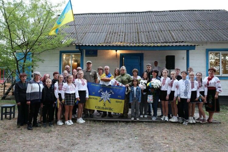 На Волині громада зворушливо зустріла Героя з полону (Фото)