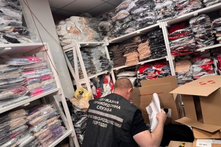 В магазині у Луцьку торгували контрабандним одягом