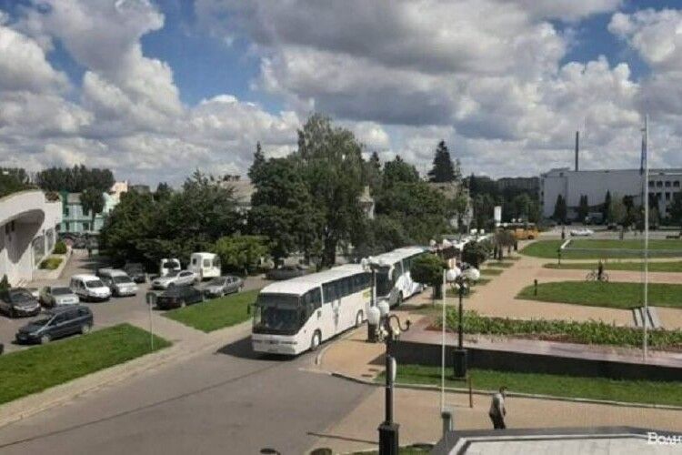 Під Волинську ОДА перевізники підігнали автобуси і вимагають відновити міжобласні рейси
