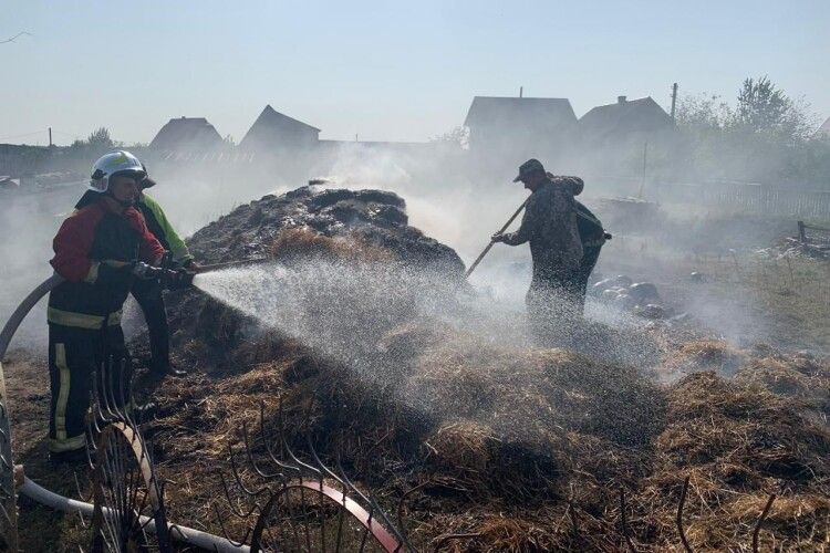 На Рівненщині вогонь знищив сім тонн соломи